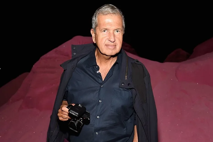 Michael Kors, Burberry và Stuart Weitzman “cạch mặt” Mario Testino sau cáo buộc tấn công tình dục Michael Kors, Burberry và Stuart Weitzman “cạch mặt” Mario Testino sau cáo buộc tấn công tình dục