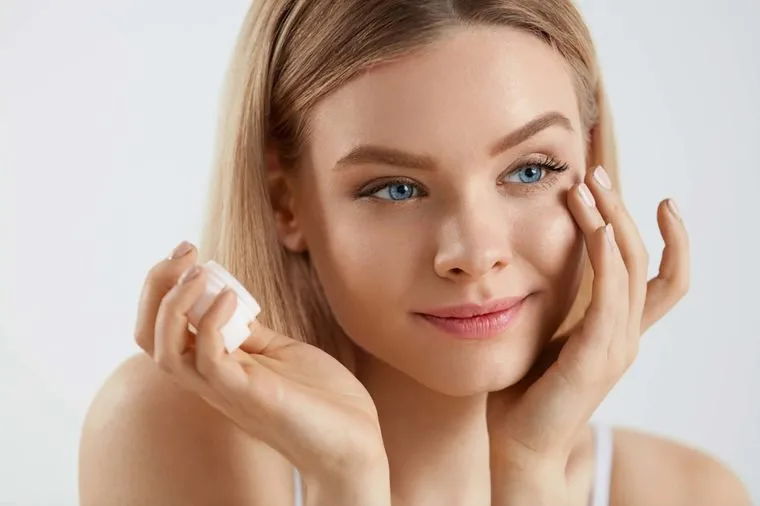 cô gái thoa che khuyết điểm làn da hoàn hảo