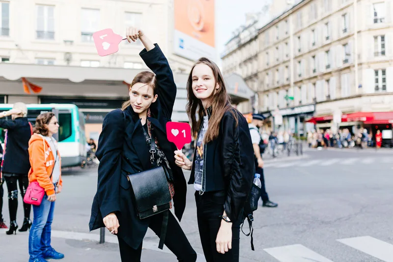 Street style Paris Xuân - Hè 2018: Sắc màu nồng ấm lên ngôi Street style Paris Xuân - Hè 2018: Sắc màu nồng ấm lên ngôi