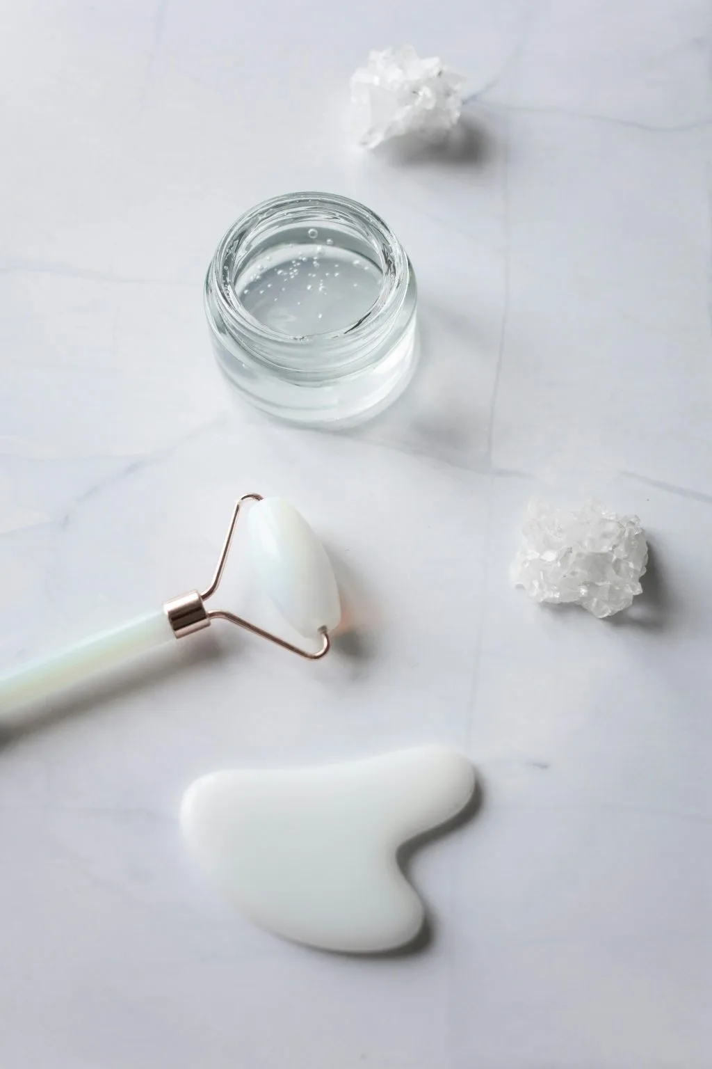 thanh lăn mặt và hũ mỹ phẩm chứa silicone