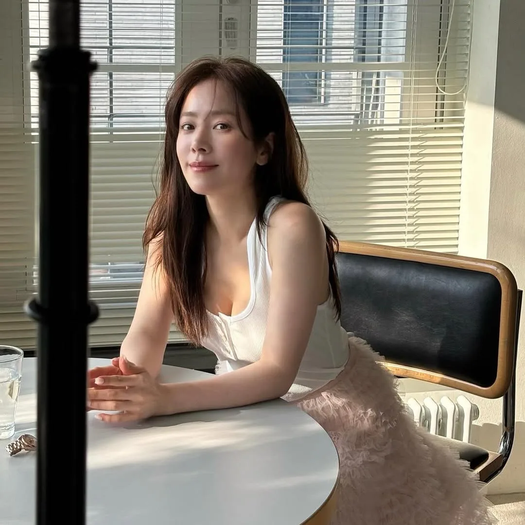 Han Ji Min xuất hiện trong buổi chụp ảnh với phong cách tối giản, ghi lại khoảnh khắc hậu trường.