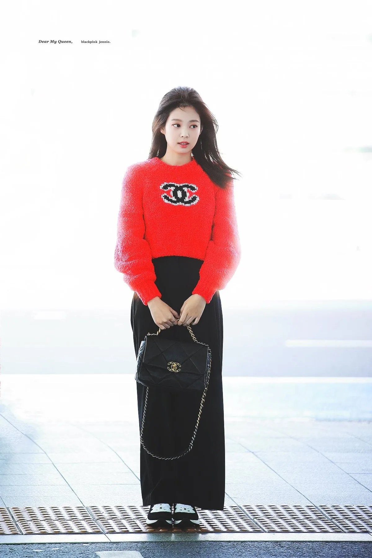 jennie kim thời trang sân bay áo len chanel đỏ quần âu