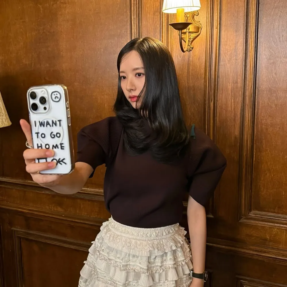 Bona đang chụp ảnh selfie bằng điện thoại
