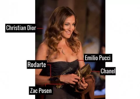 Đầm cúp ngực của thương hiệu Emilio Pucci, cùng thắt lưng của Zac Posen làm điểm nhấn eo thon, kết hợp với vòng đeo tay bản to của Rodarte và ví cầm tay của Chanel, đã mang đến vẻ gợi cảm khó cưỡng cho quý bà Carrie.