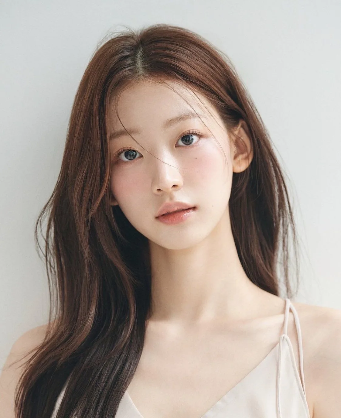 Cô gái với làn da đẹp nhờ sử dụng serum phục hồi.
