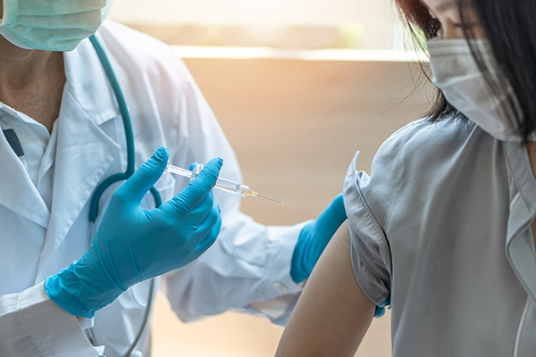 Tiêm chủng vaccine đầy đủ để ngăn ngừa bệnh.