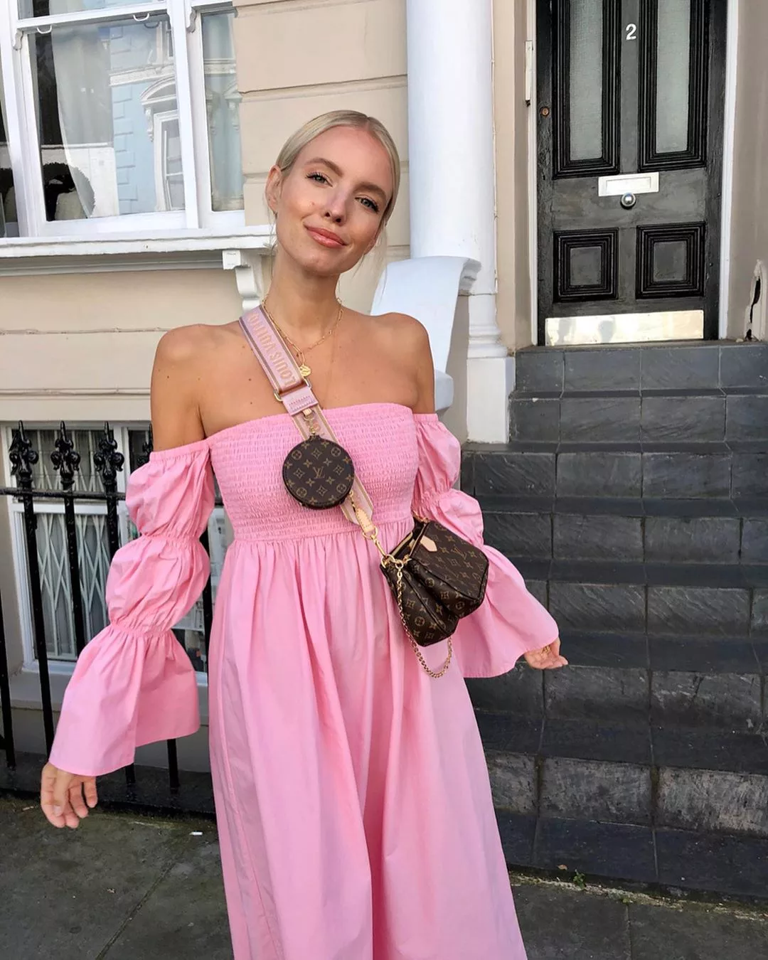 Leonie Hanne cũng sở hữu phiên bản dây đeo màu hồng của chiếc túi Multi Pochette Louis Vuitton
