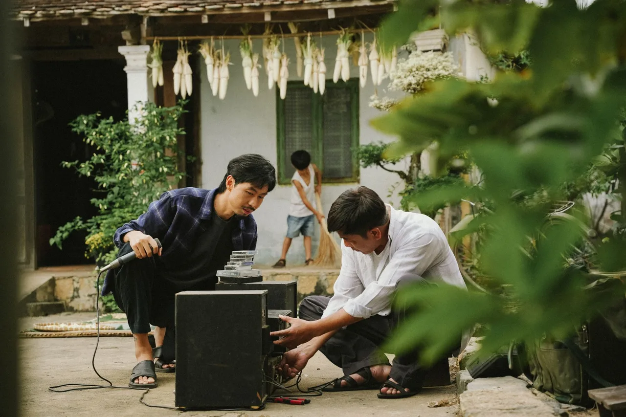 Đen Vâu trong phân cảnh quay MV Việc Lớn.