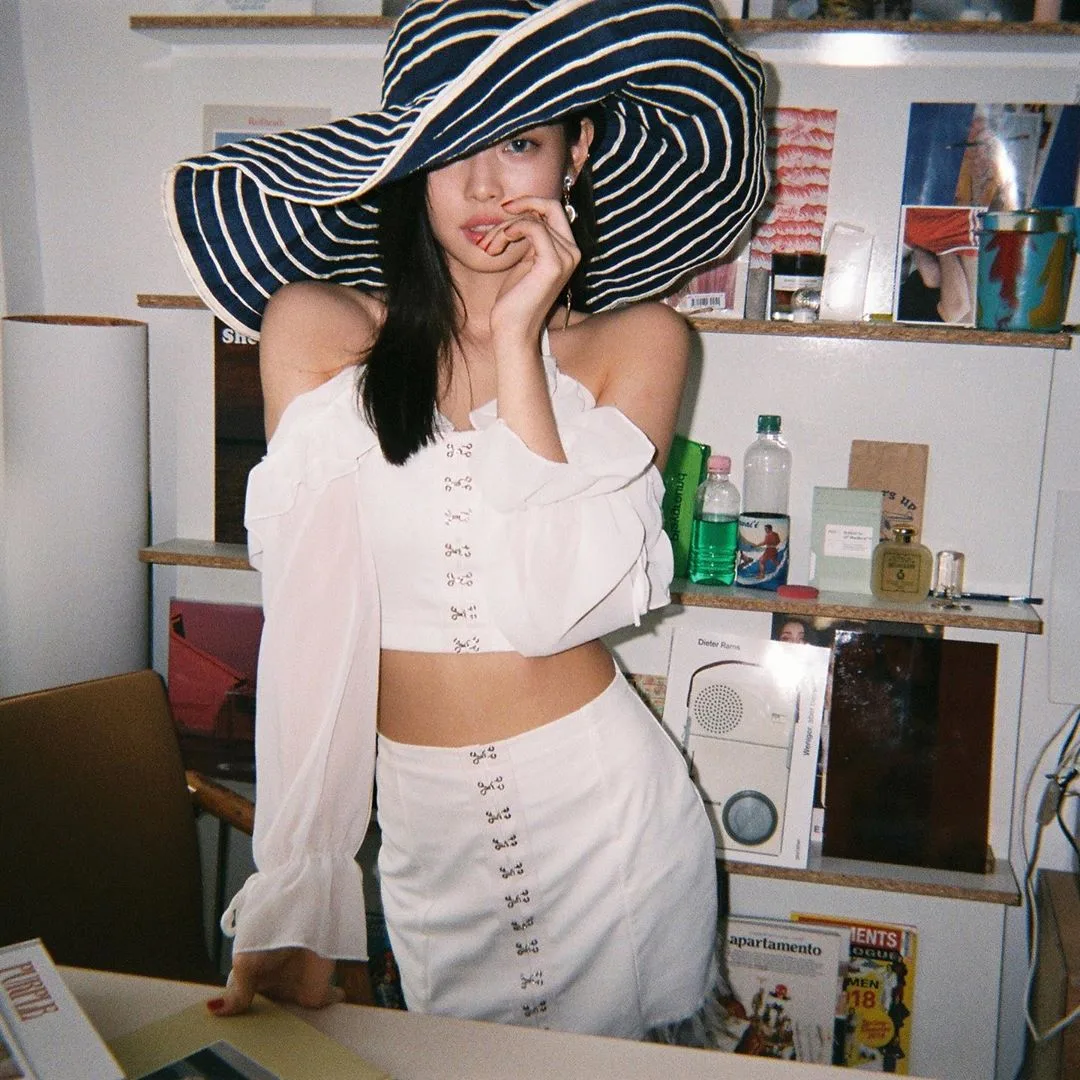 jennie blackpink áo croptop ren trắng chân váy bút chì
