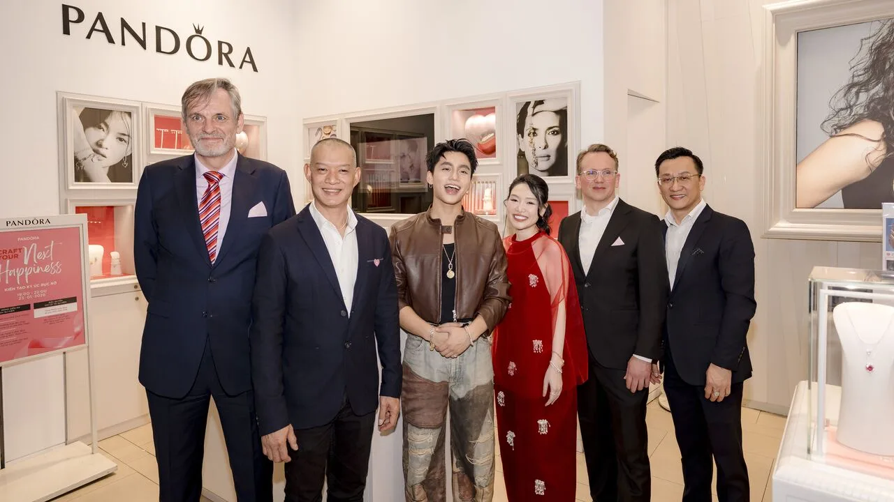 Đại diện của Pandora Việt Nam cùng Ca sĩ Mono