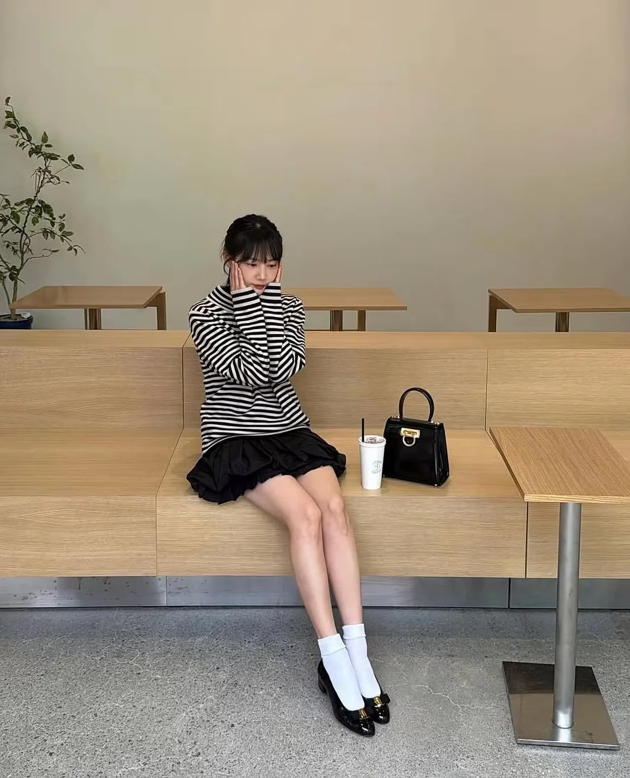 Yoon Seung Ah diện áo len cổ lọ kẻ sọc đen trắng và chân váy mini xếp phồng dáng chữ A.