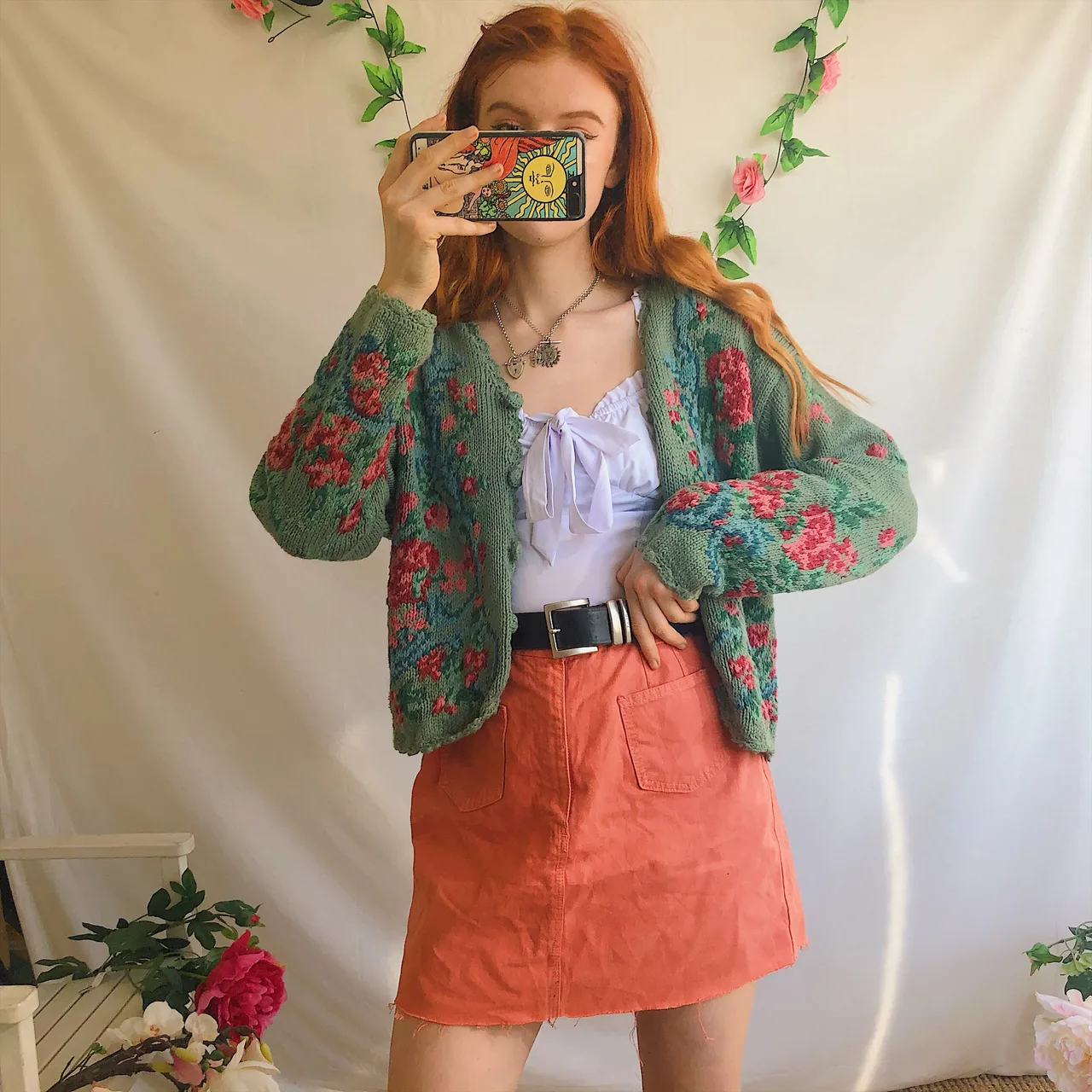 áo cardigan đan len họa tiết nổi bật phối cùng váy theo phong cách retro