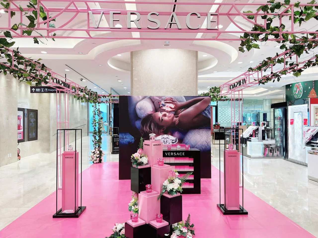 Không gian cửa hàng pop-up giới thiệu nước hoa Versace Không gian cửa hàng pop-up giới thiệu nước hoa Versace