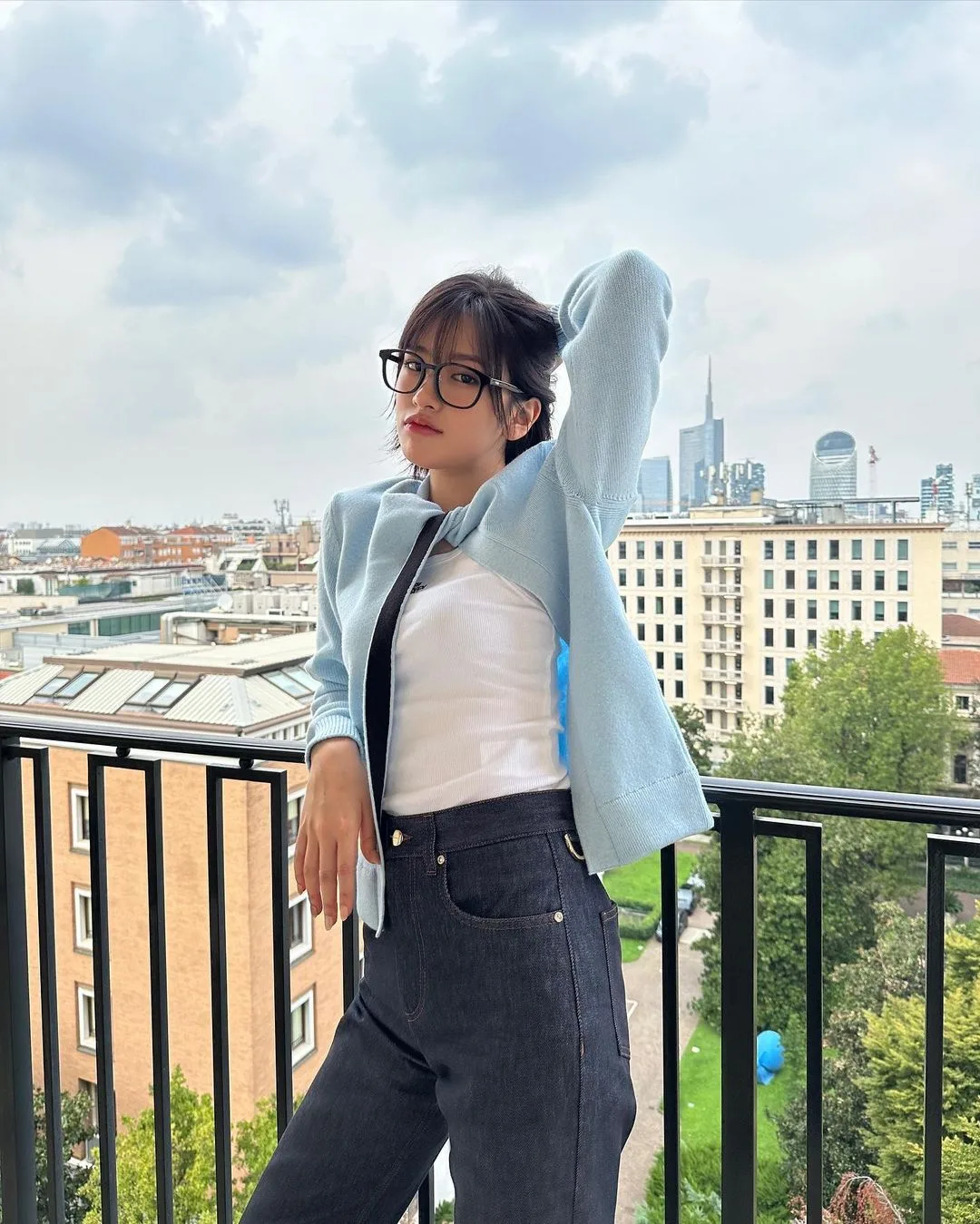 _yujin_an diện mắt kính gọng to