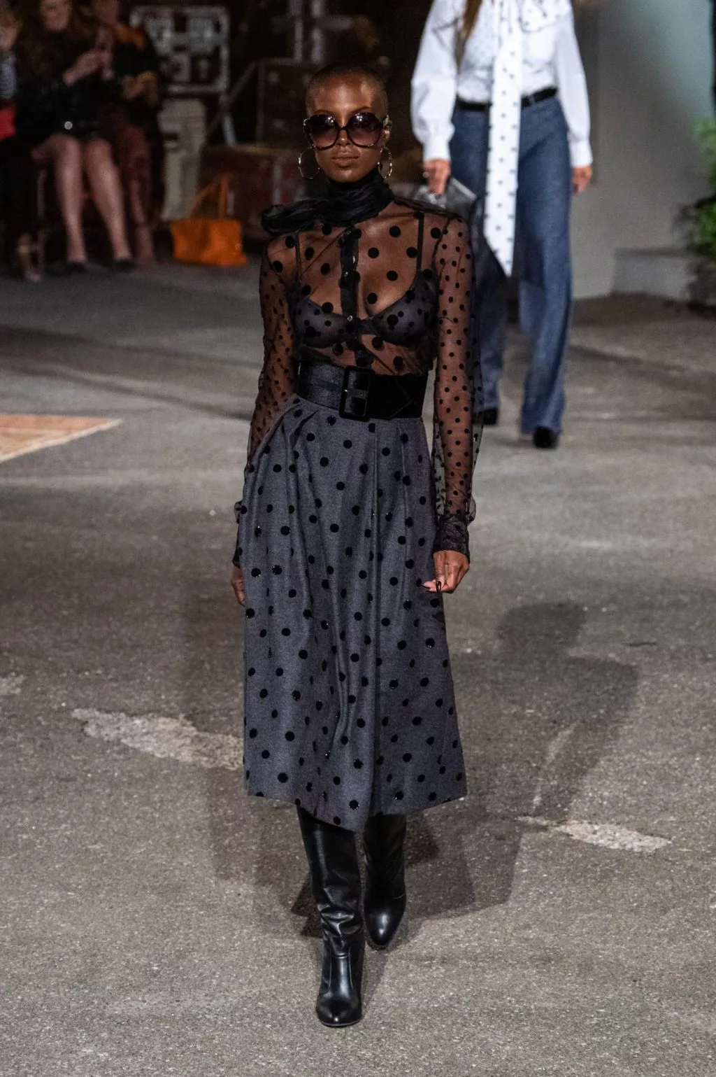 chân váy và áo xuyên thấu châm bi trong bst zendaya x tommy 2019