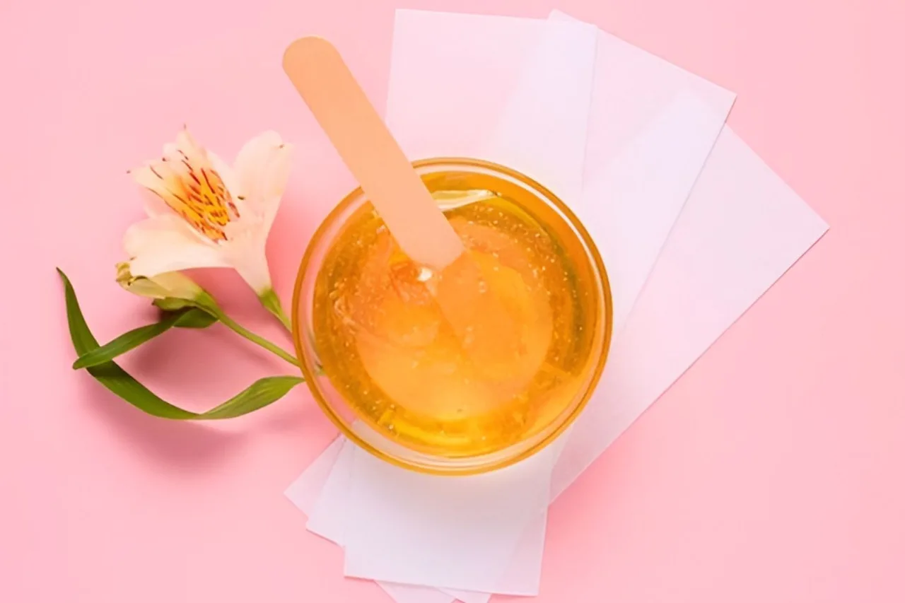 sáp wax lông dạng ấm, dễ sử dụng và tiện lợi.