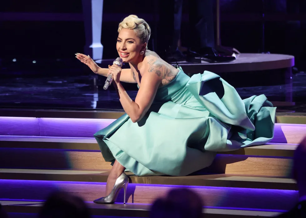 lady gaga đầm xanh