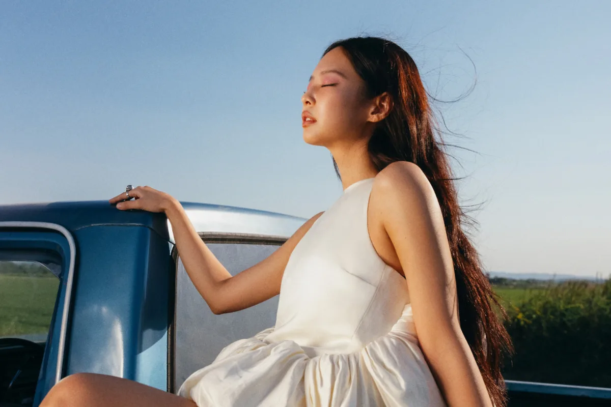 thời trang của jennie trong mv less than a lover 12