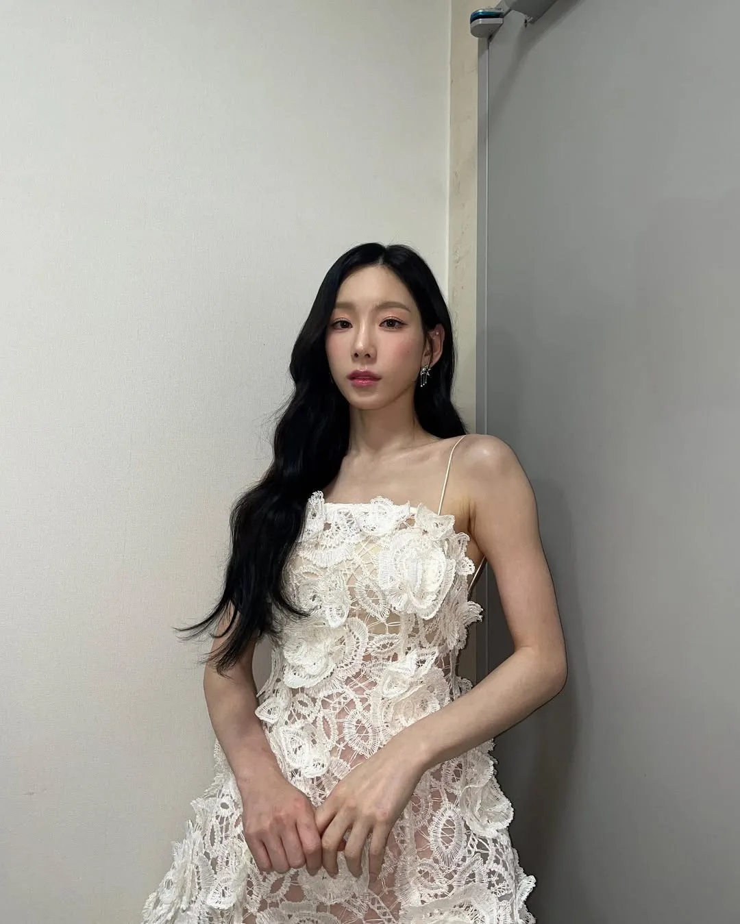 Váy hai dây với phần dưới xòe nhẹ giúp tỷ lệ cơ thể Taeyeon cân đối hơn.