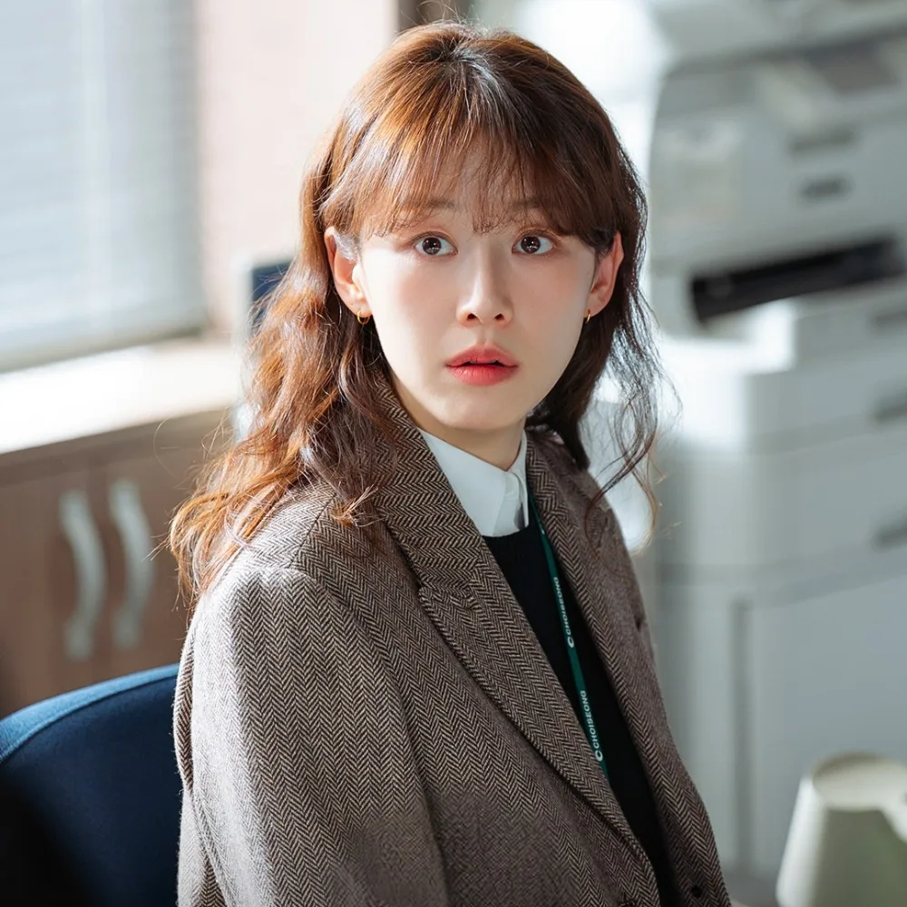 vẻ ngoài trong veo của Lee Joo Myung trong “Chủ Tịch Tập Sự”