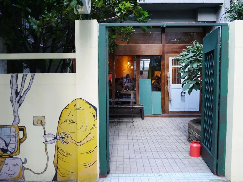 Trang trí độc đáo ngộ nghĩnh ngay cổng của quán Sugar Bistro.