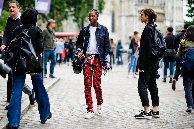Cập nhật cách để phối trang phục cùng sneakers theo xu hướng thời trang 2018 Cập nhật cách để phối trang phục cùng sneakers theo xu hướng thời trang 2018
