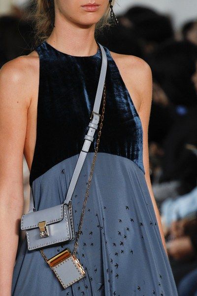 phu-kien-thoi-trang-tui-xach-valentino-blue-elle-vietnam