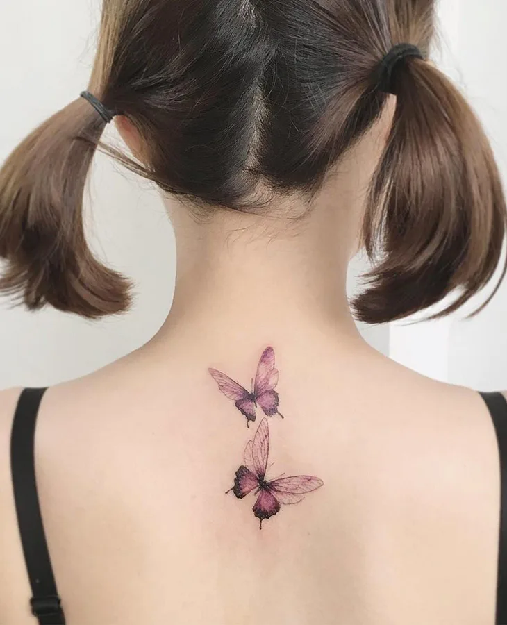 Hình xăm nhỏ dễ thương sau lưng giúp nàng thêm xinh trong những bộ đầm hở vai. Hình xăm nhỏ dễ thương sau lưng giúp nàng thêm xinh trong những bộ đầm hở vai.