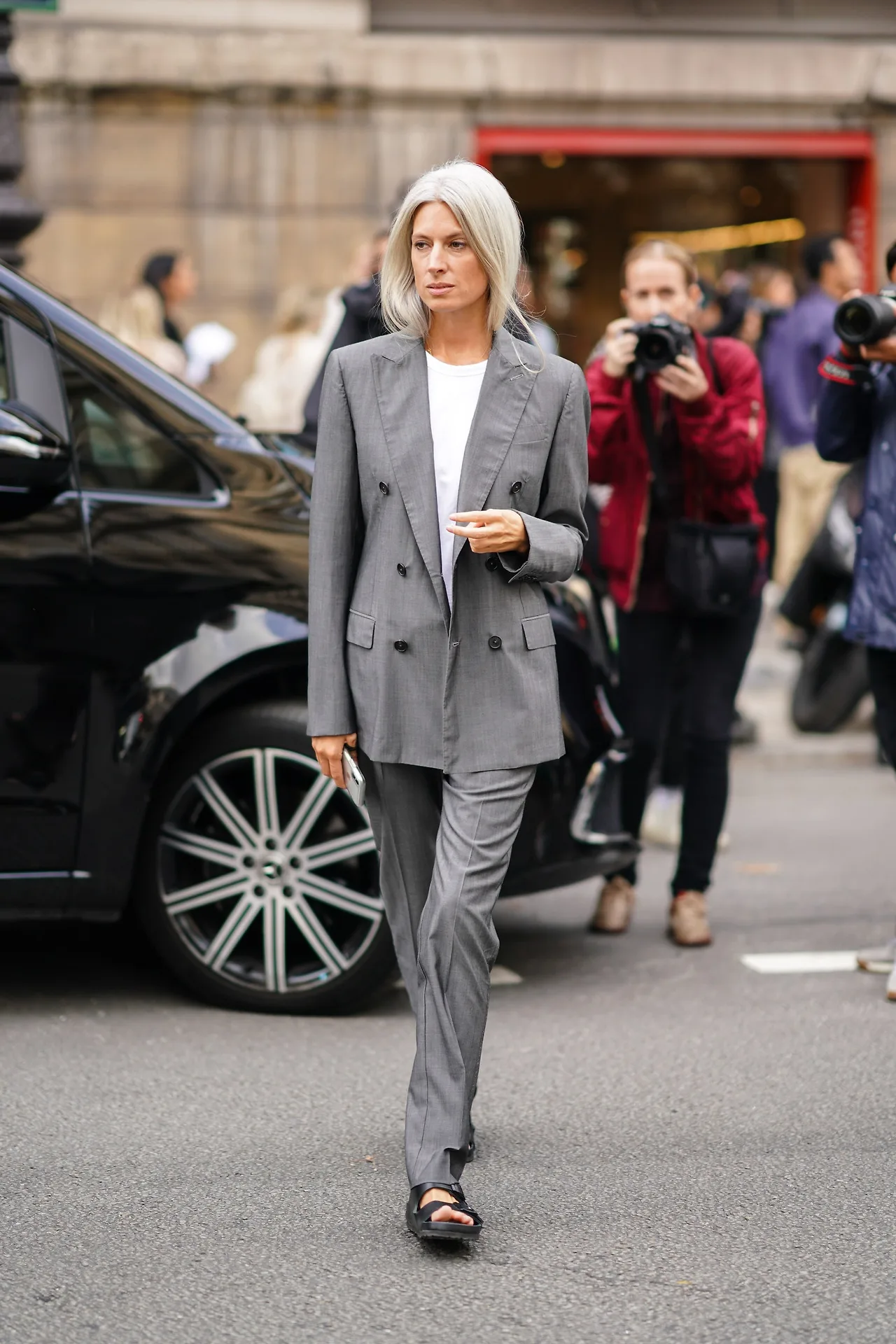 sandals của bố blazer set Sarah Harris