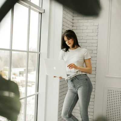 cô gái mặc áo thun trắng tựa vào cửa sổ tìm việc làm doom jobbing