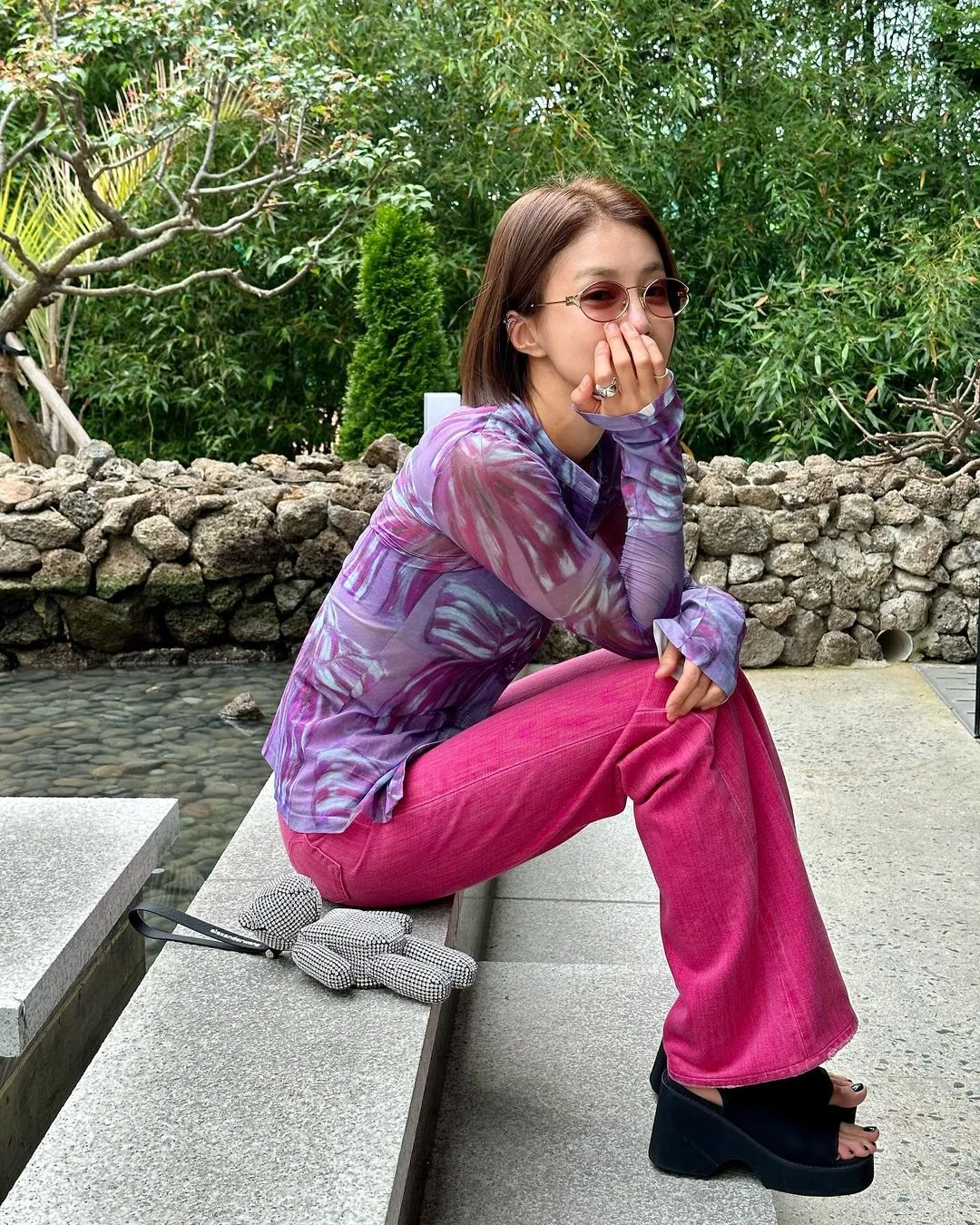 leesiyoung diện dép bánh mì giày
