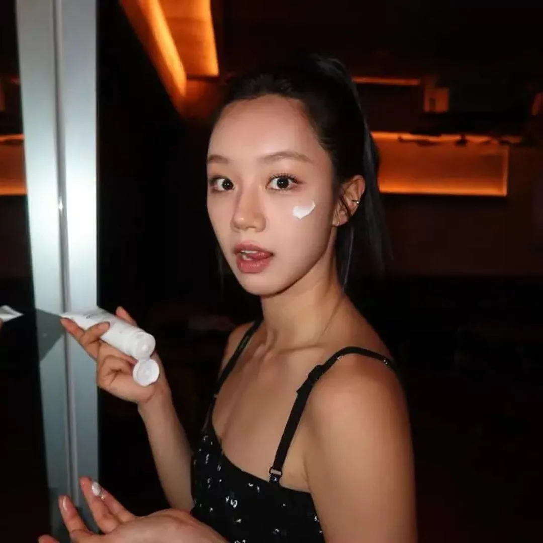 Cô gái đang thoa kem dưỡng trong skincare routine