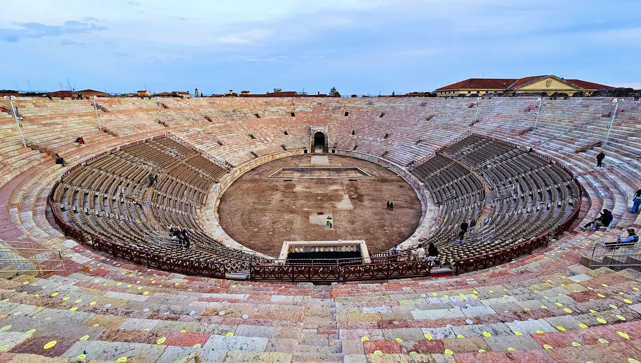 toàn cảnh đấu trường La Mã Arena di Verona hùng vĩ