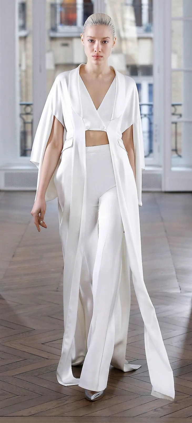 ELLE Việt Nam - Ralph & Russo hớp hồn phái đẹp với cảm hứng “Parisian Girl” trong bộ sưu tập mới (8) ELLE Việt Nam - Ralph & Russo hớp hồn phái đẹp với cảm hứng “Parisian Girl” trong bộ sưu tập mới (8)