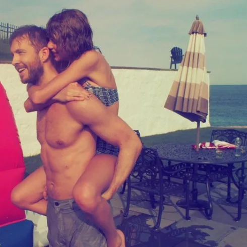 Bức ảnh được chụp vào 4/7, ngày Quốc Khánh Mỹ, được nữ ca sĩ Taylor Swift chú thích một cách hài hước rằng: "Mối liên hệ mật thiết giữa Scotland và Mỹ", ý chỉ mối tình cảm lãng mạn giữa cô và DJ Calvin Harris điển trai người Scotland.