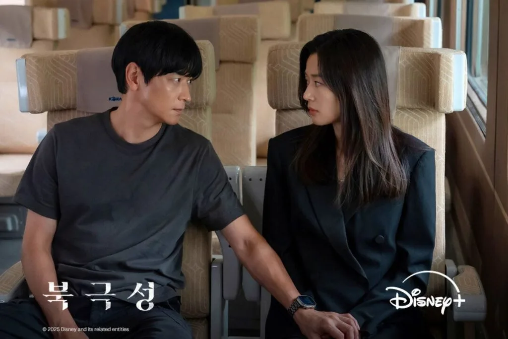 Trang phục gam màu đen tuyền Jun Ji-hyun