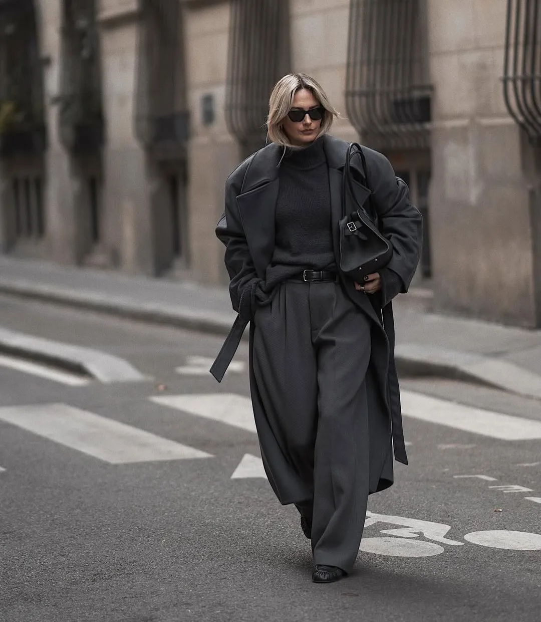 Diện cả outfit tối màu với quần ống rộng giúp tổng thể trông thanh thoát và kéo dài đôi chân một cách tự nhiên.