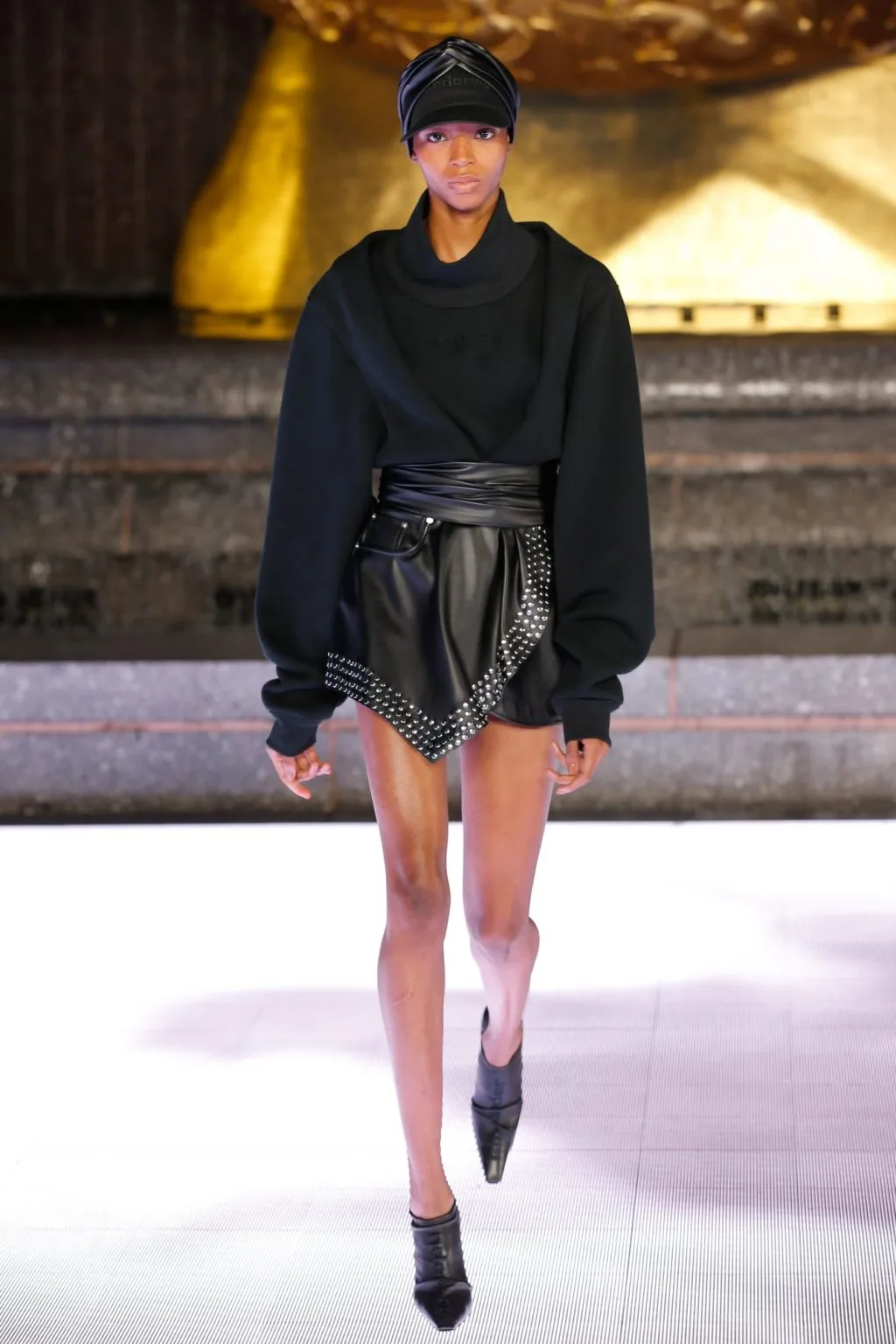 quần shorts da và áo nỉ màu đen