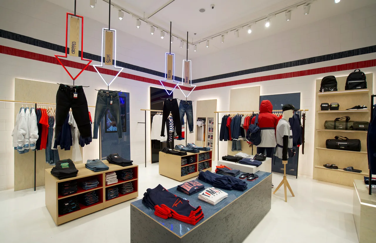 cửa hàng Tommy Jeans