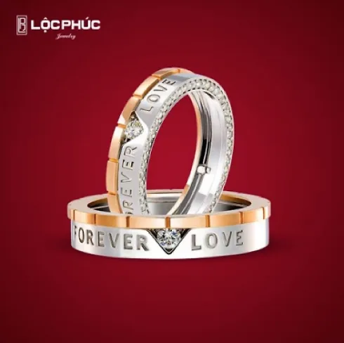Kiểu nhẫn chữ cầu kỳ cùng dáng vẻ tân thời, Forever love là thiết kế không chỉ có sự chế tác kì công phức tạp mà còn là biểu tượng trường tồn cho thông điệp của tình yêu