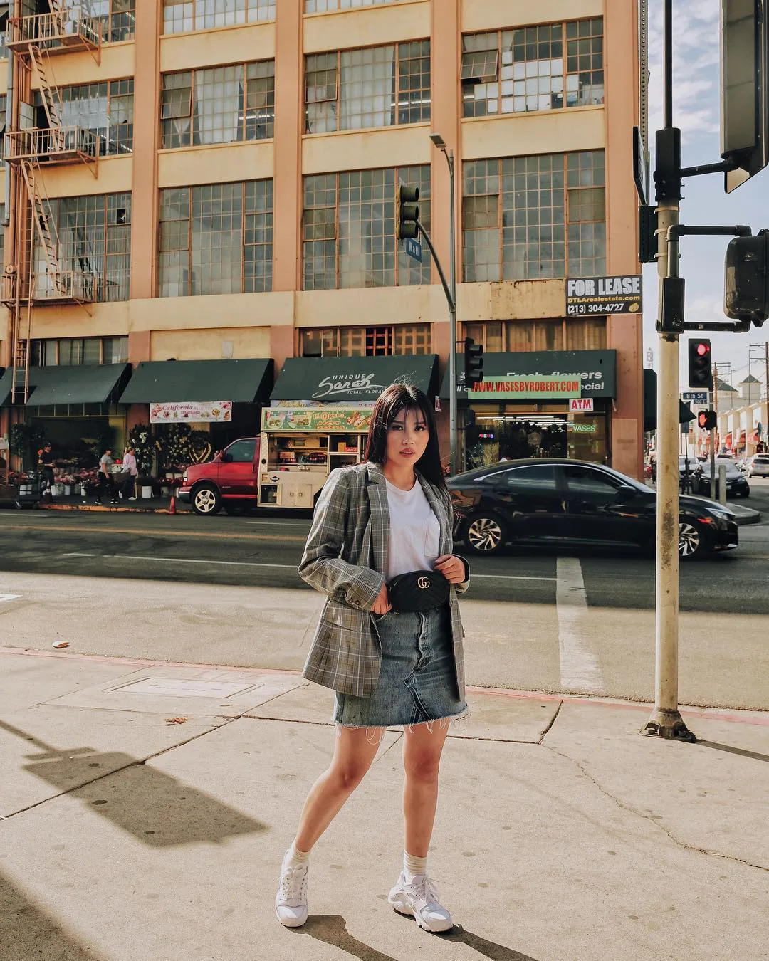 phối cùng fanny packs để tạo ra điểm nhấn đồng thời tạo tỉ lệ cho trang phục phối từ đồ secondhand.