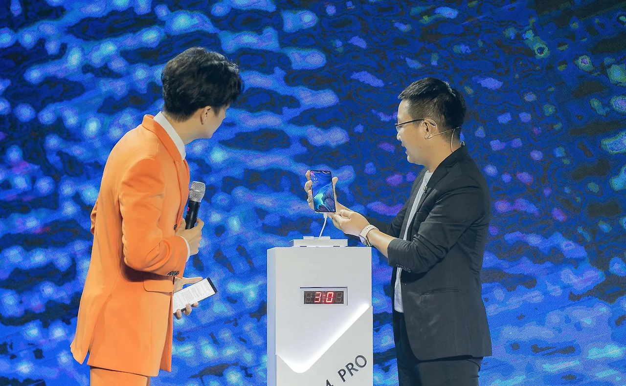 Ngô Kiến Huy và đại diện OPPO