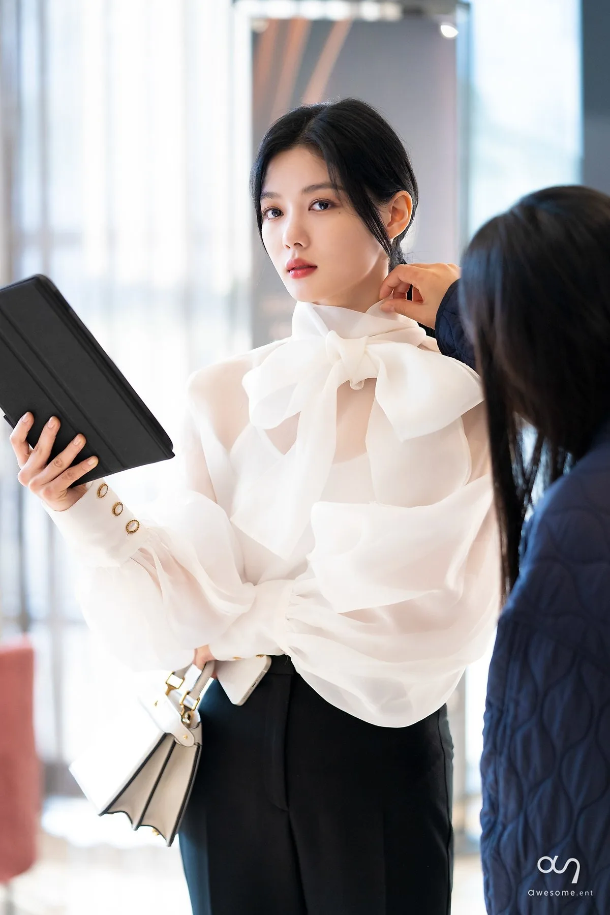Kim Yoo Jung “tỏa sáng” với các thiết kế váy áo cầu kỳ trong phim Hàn My Demon