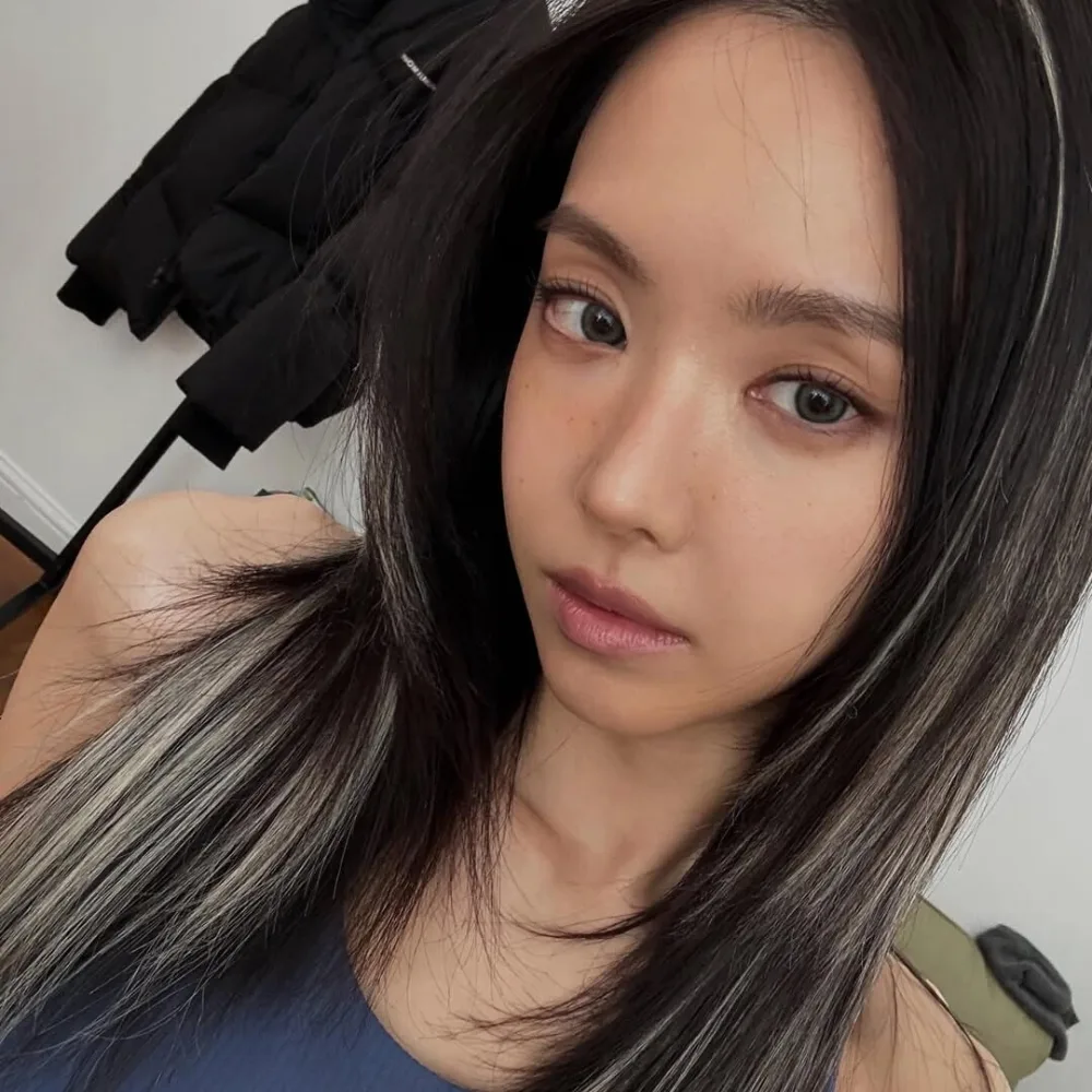 Cô gái với mái tóc highlight bạch kim