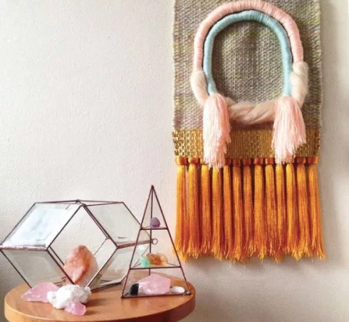 Sử dụng đa số là tông màu pastel và trung tính cùng cách dệt có nhấn nhá rất ngẫu hứng,