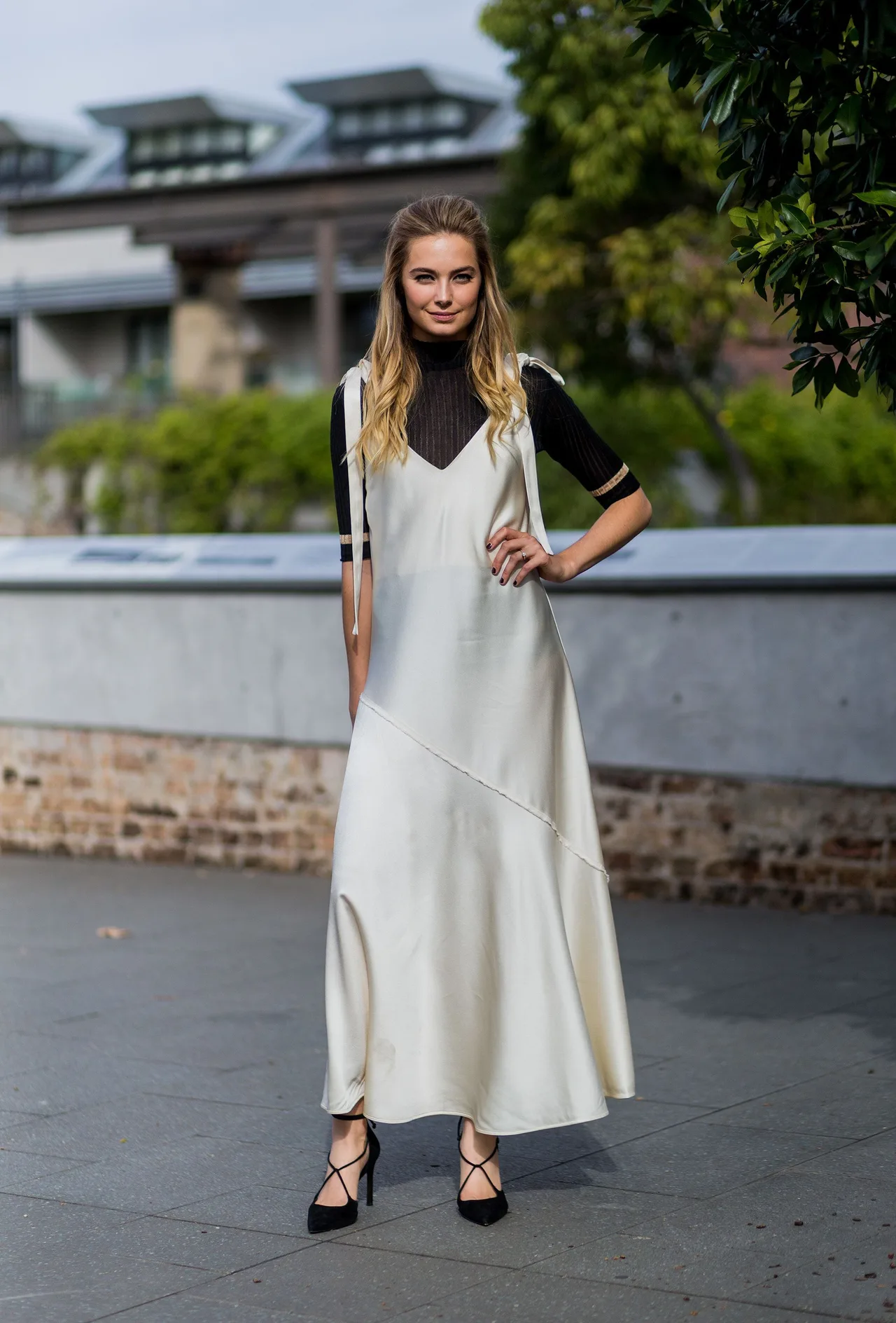 phối đồ với Áo cổ lọ và váy slip dress 14