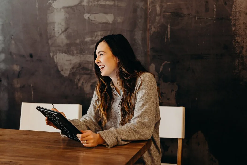 cô gái cầm máy tính công nghệ gen z
