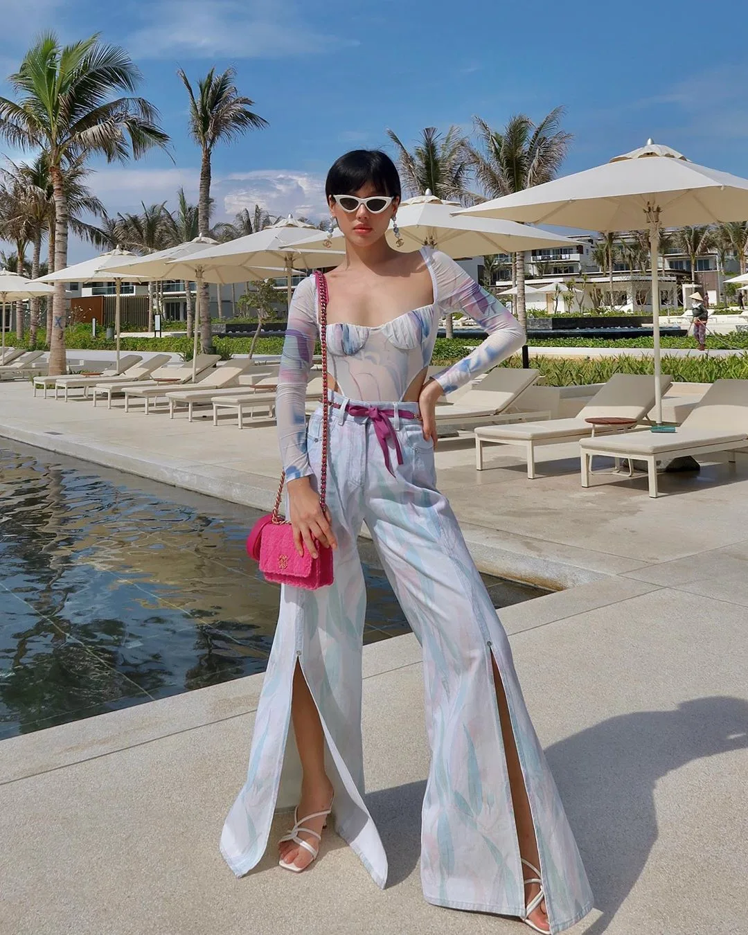 Khánh Linh mặc bodysuit tay dài với quần ống loe