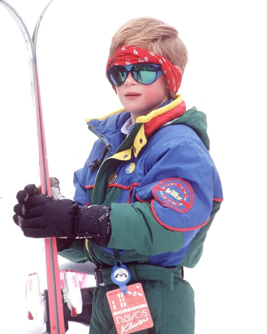 Kính ski tráng gương phản chiếu toàn cảnh khu trượt tuyết, tạo hiệu ứng thị giác mạnh mẽ và thời thượng.