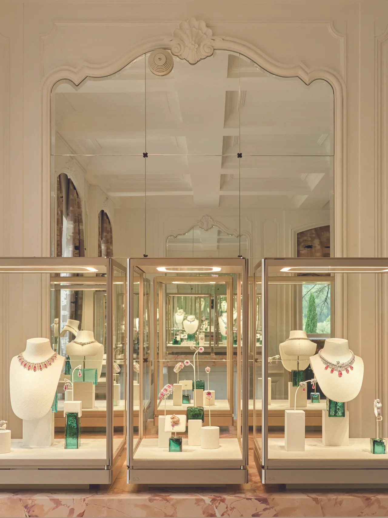 Không gian trưng bày BST High Jewelry "Le Chœur des Pierres" của Cartier